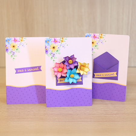 Cartão com flores realistas